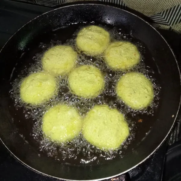 Goreng dengan api sedang hingga keemasan dan matang.