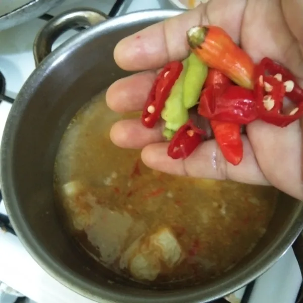 Masukan bakso, chikuwa dan cabai rawit utuh dan irisan cabai merah