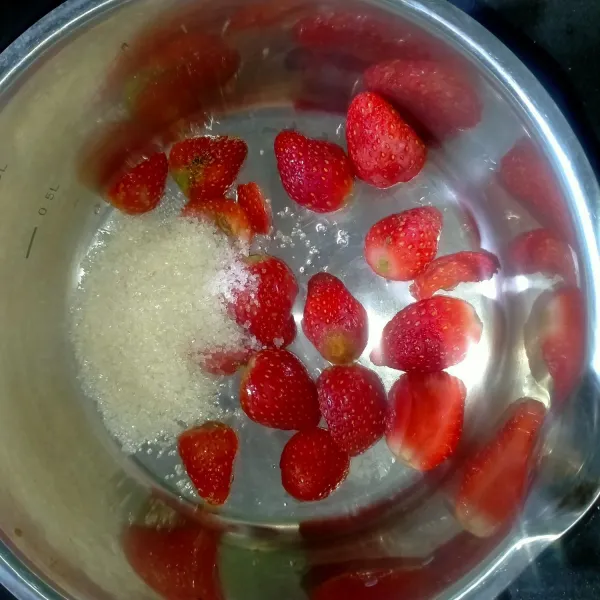 Cuci bersih strawberry, lalu masukkan kedalam panci, bersama gula pasir. masak dengan, api sedang cenderung kecil.