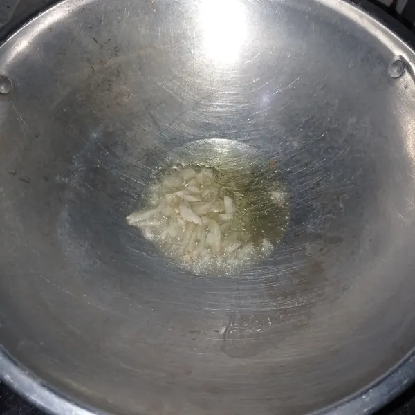 Tumis bawang putih cincang sampai layu