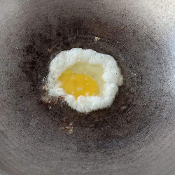 Ceplok telur satu persatu lalu sisihkan