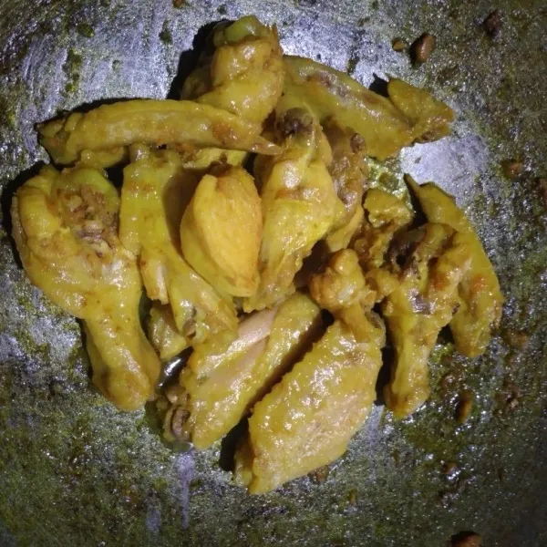 Cuci bersih ayam, potong menjadi beberapa bagian. Panaskan air, masukan potongan daging ayam dan kunyit, ungkep sampai matang. Angkat