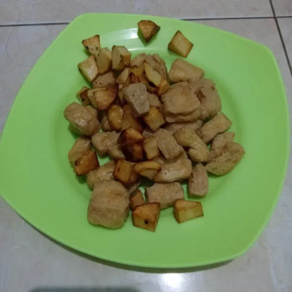 Goreng kentang dan tahu bergantian, tiriskan, sisihkan.