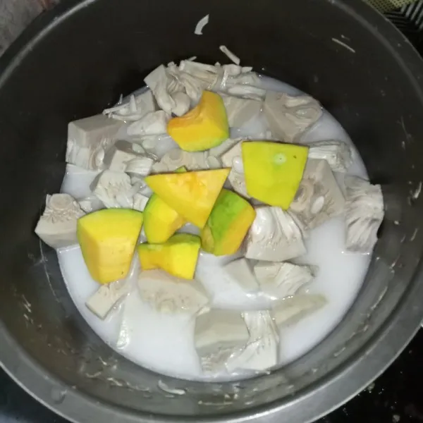 Buang air rebusan nangka, lalu masukan santan encer dan labu kuning.