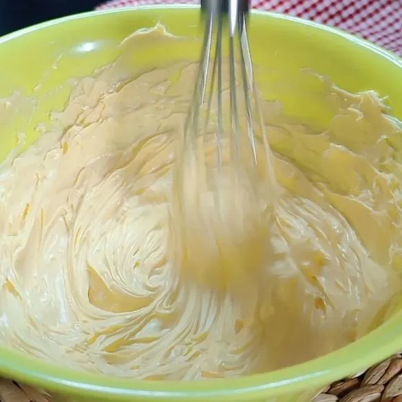 Kocok margarin mix butter hingga lembut dengan whisk atau mixer dengan kecepatan rendah.