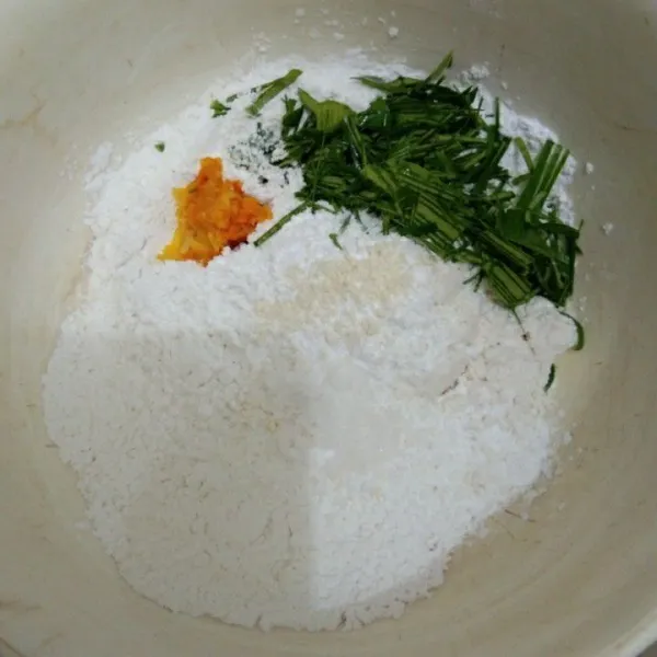 Dalam wadah campur tepung terigu, tepung beras, daun jeruk, bumbu halus, garam dan kaldu jamur, aduk rata