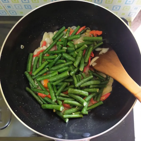 Masukkan kacang panjang.