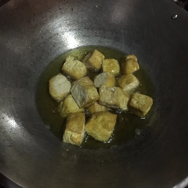 Goreng tahu sebentar, sisihkan