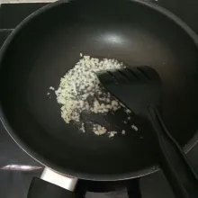 Panaskan minyak, tumis bawang putih hingga harum