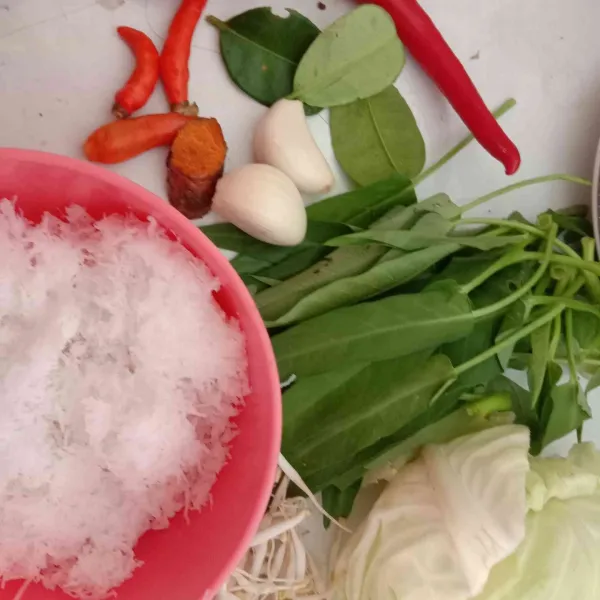 Siapkan semua bahan, cuci bersih sayur dan bumbu, sisihkan.