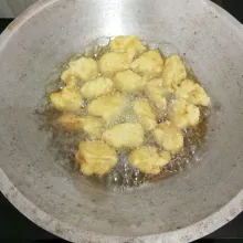 Kemudian goreng ayam dalam minyak panas hingga matang,tiriskan. Sisihkan.
