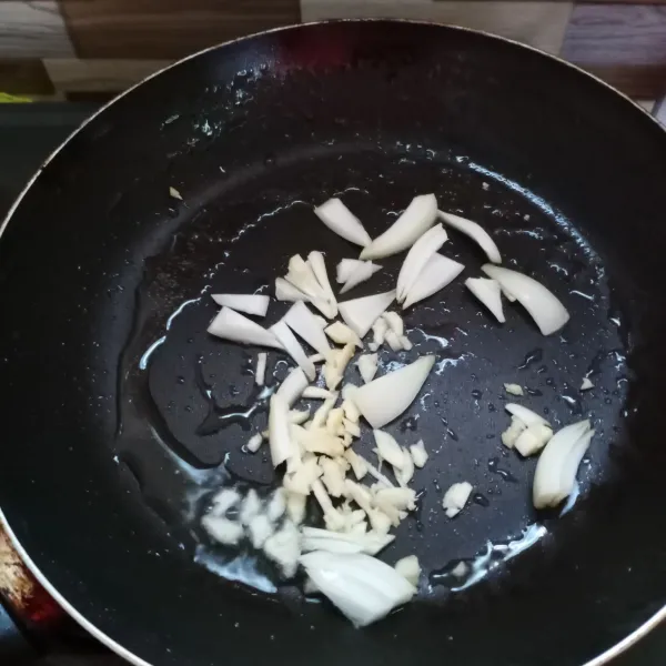 Panaskan sedikit minyak goreng. Tumis bawang putih dan bawang bombai sampai harum dan layu