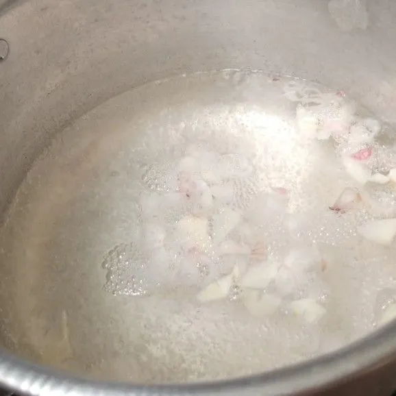 Rebus air bersama bawang merah dan bawang putih sampai mendidih.