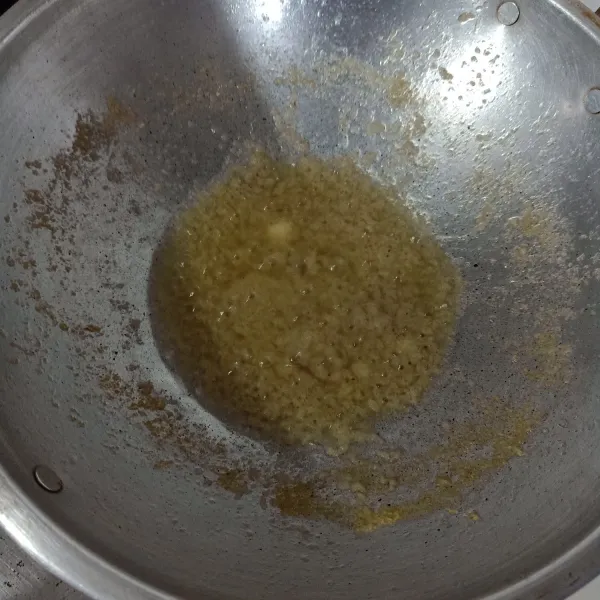 Tumis bumbu halus dengan sedikit minyak goreng sampai harum