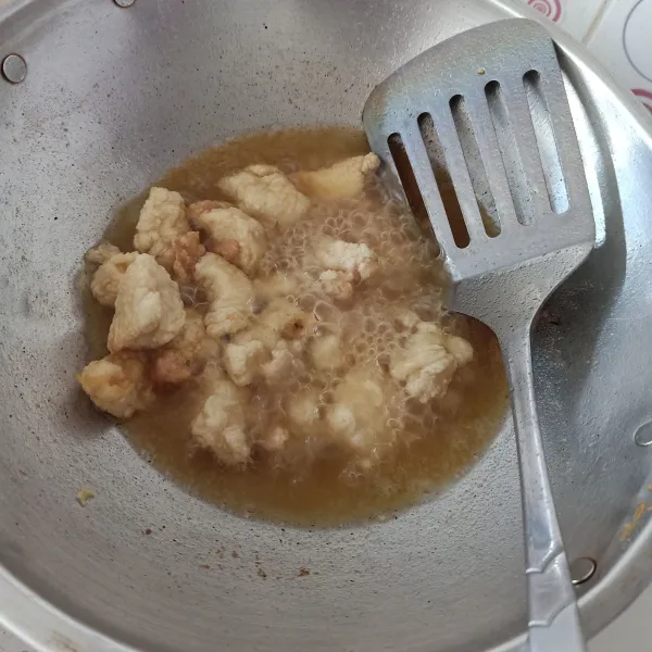 Goreng ayam sampai matang, lalu tiriskan.