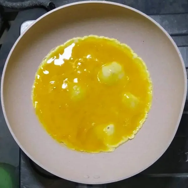 Siapkan wajan, panaskan minyak goreng, masukkan telur yang sudah di kocok, aduk-aduk sampai menjadi orak-arik