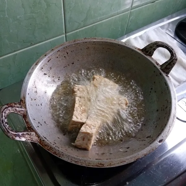 Goreng tempe sampai matang