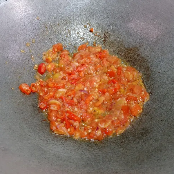 Masukkan cabai dan tomat, aduk sampai tomat lunak.