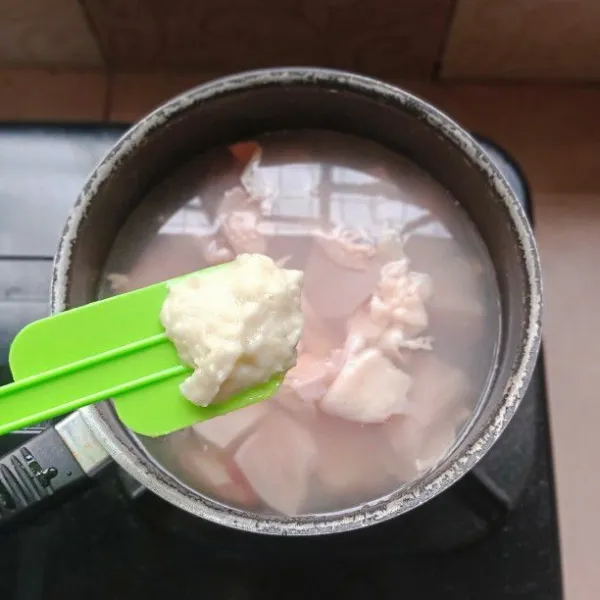 Haluskan 2 butir bawang putih, rebus bersama ayam dan beri garam