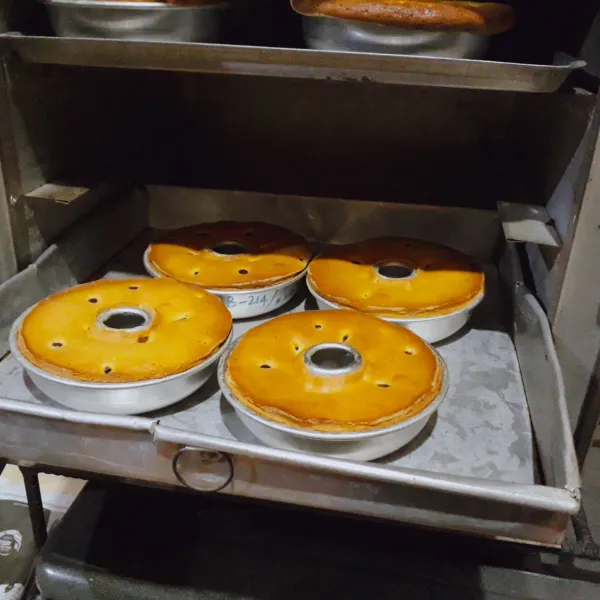 Oven dengan api sedang hingga matang selama 25 menit rak bawah & 10 menit rak atas.