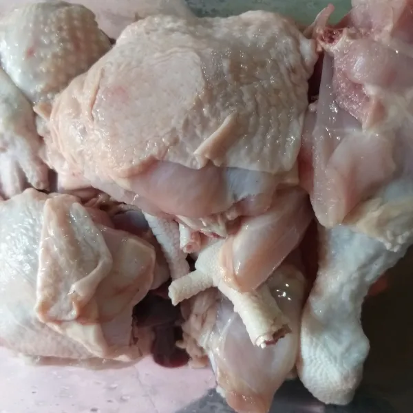 bersihkan ayam, kucuri jeruk nipis, sisihkan.