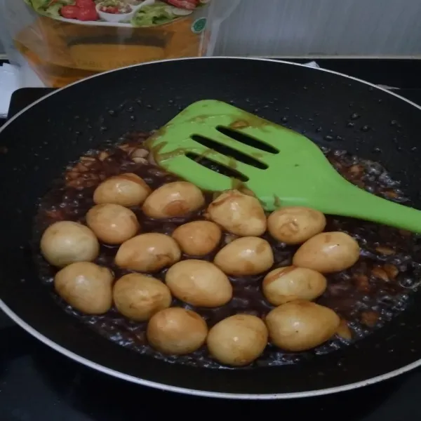 Masukkan telur puyuh. Aduk rata sampai bumbu tercampur semua. Sajikan.