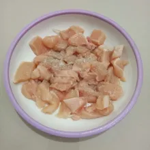 Potong kecil-kecil dada ayam, lalu tambahkan merica bubuk dan garam, aduk rata. Diamkan selama 15 menit agar meresap.