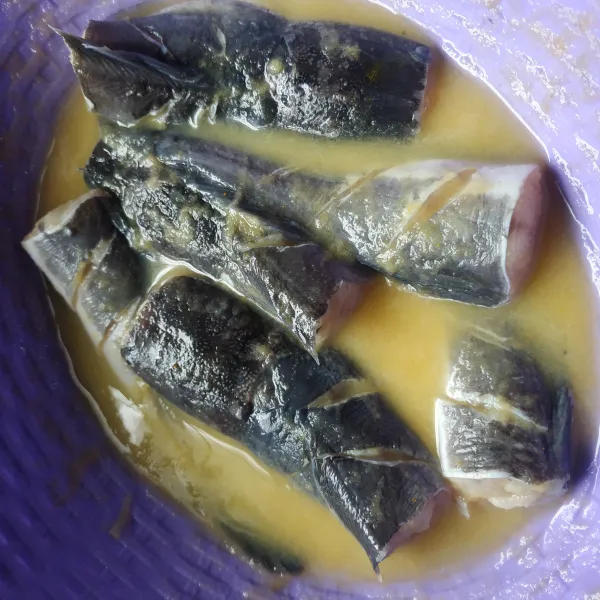 Aduk rata, diamkan 30 menit agar bumbu meresap.