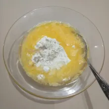 Campur bahan pelapis menjadi satu, lalu aduk rata hingga menjadi adonan yang kental.
