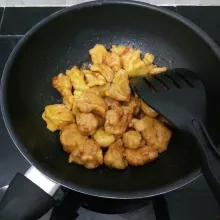 Lalu masukkan ayam, aduk rata cepat,lalu angkat dan siap di sajikan.
