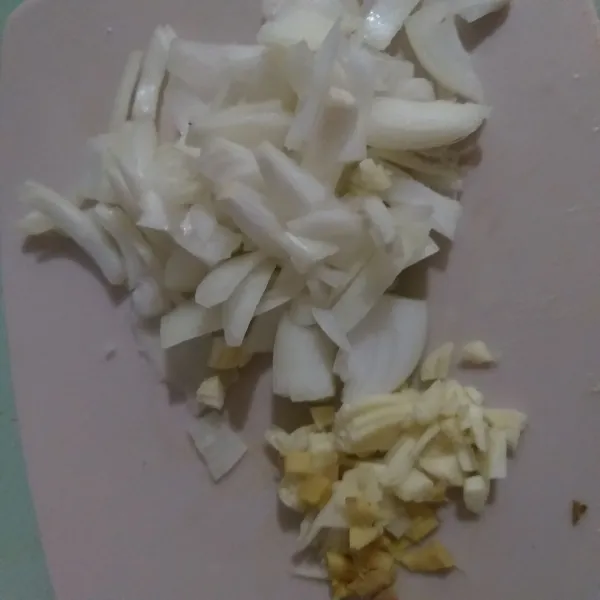 iris bawang bombai dan cincang bawang putih.