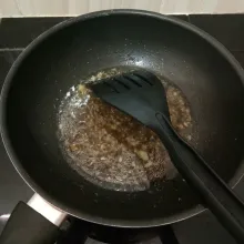 Kemudian masukkan semua bahan saus, aduk rata hingga mendidih dan mengental.