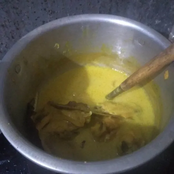 Masak dengan api kecil hingga ayam empuk dan kuah tinggal setengahnya.