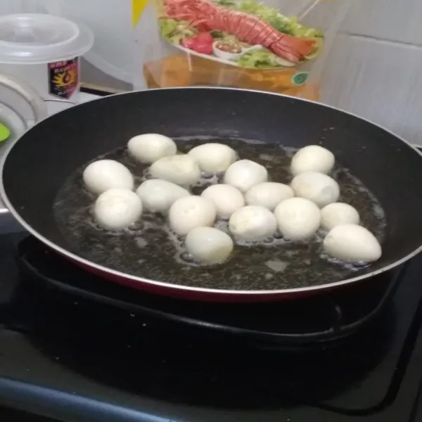 Goreng telur puyuh sebentar.