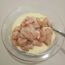 Setelah itu masukkan ayam tadi ke dalam adonan pelapis, aduk hingga tercampur rata.