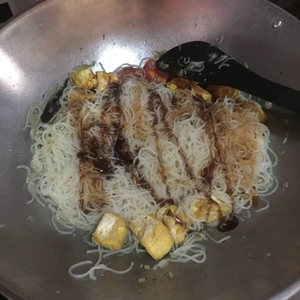 Masukkan bihun, kecap manis, saos tiram, dan air, aduk dan masak sampai air menyusut. Sajikan