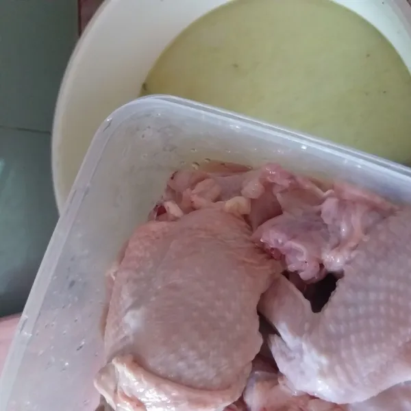 masukan ayam, masak hingga bumbu menyerap dan kuah mengental.