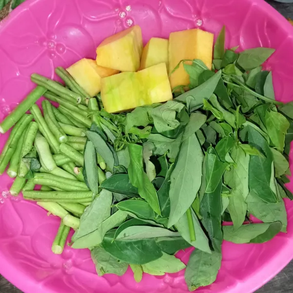 Siangi sayur dan cuci bersih.