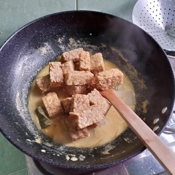 Masukkan tempe, masak sampai bumbu meresap