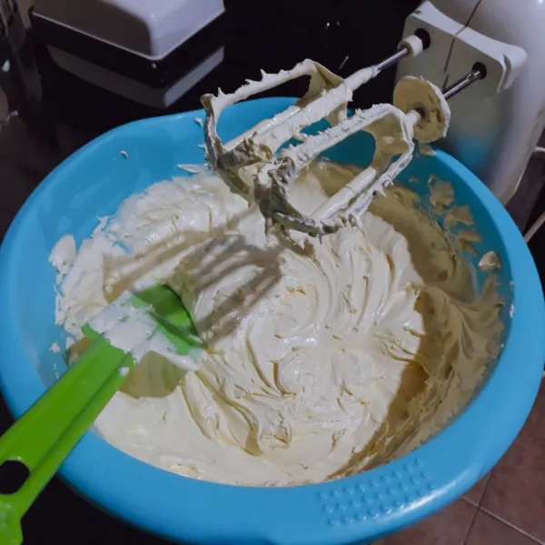 Masukkan terigu, maizena, baking powder & susu kental manis. Mixer dengan kecepatan rendah, asal rata saja.