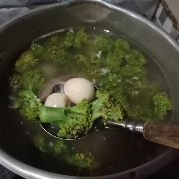 Masukan brokoli, telur puyuh, dan kentang masak sampai matang