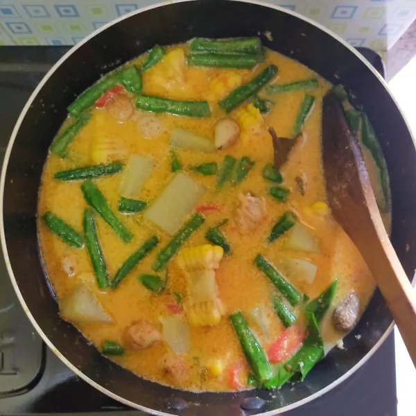 Aduk rata, masak sebentar lalu matikan api.