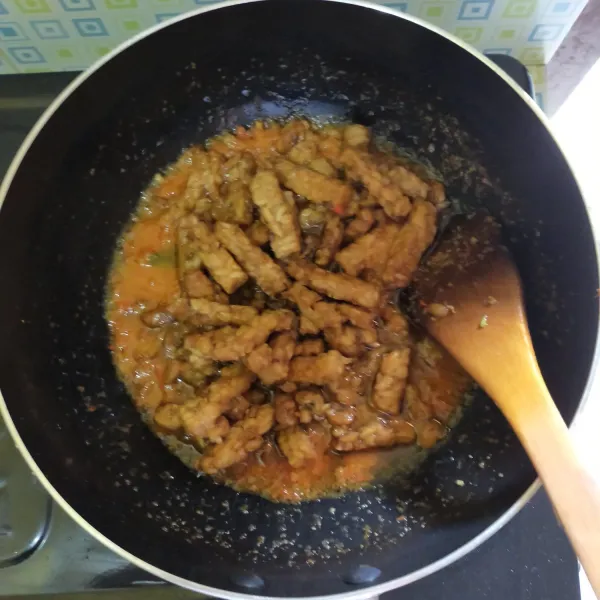 Masukan tempe yang sudah di goreng tadi.