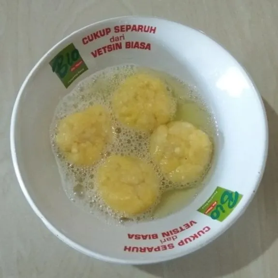 Kocok putih telur, lalu masukan adonan perkedel ke dalam putih kelur.