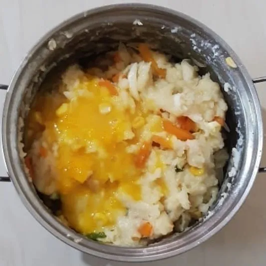 Masukan susu kental manis dan kuning telur. Aduk rata.