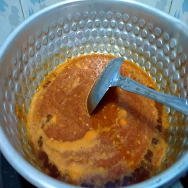 Blender semua bahan bumbu rujak kecuali air dan gula, lalu salin ke dalam milkpan. Tambahkan air dan gula pasir. Masak hingga mengental. Matikan api.