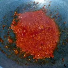 Tumis bumbu yang sudah di blender dengan sisa minyak, beri gula merah dan merica serta kaldu bubuk.