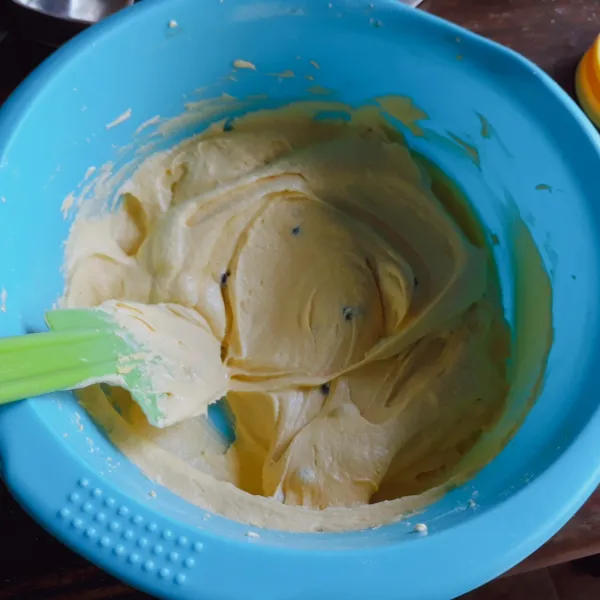 Masukkan chocochips. Aduk rata dengan spatula.