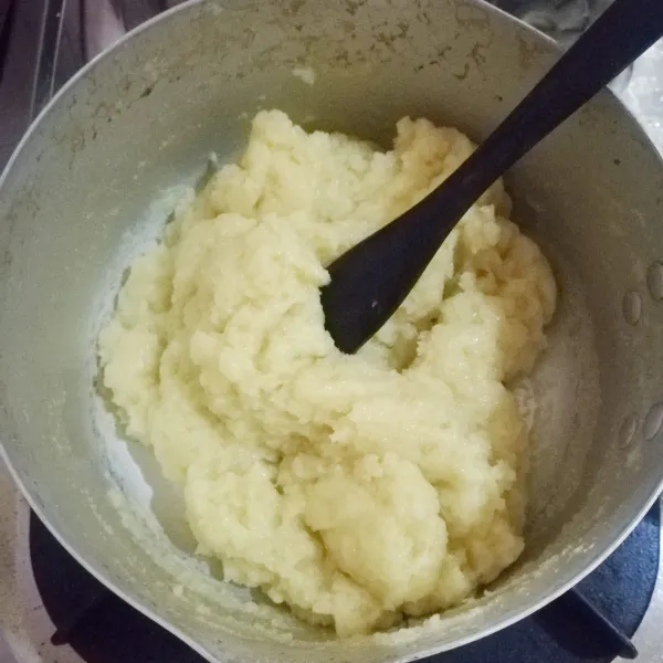 Masukkan tepung terigu kemudian aduk cepat hingga adonan tercampur rata.
