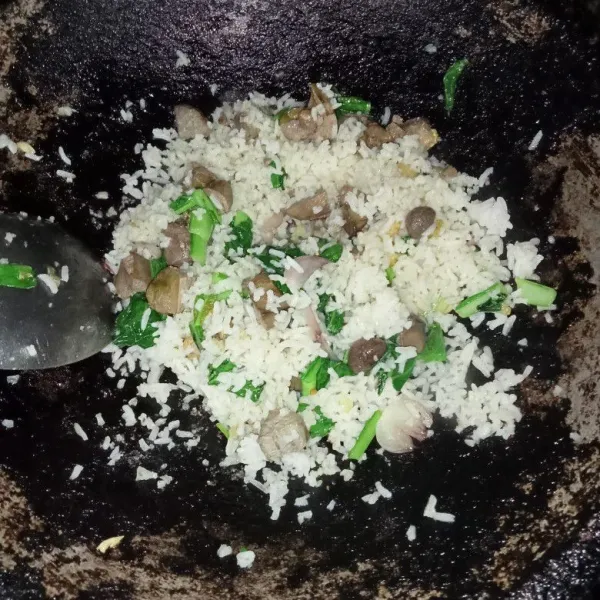 Masukkan nasi putih dan aduk hingga tercampur rata.